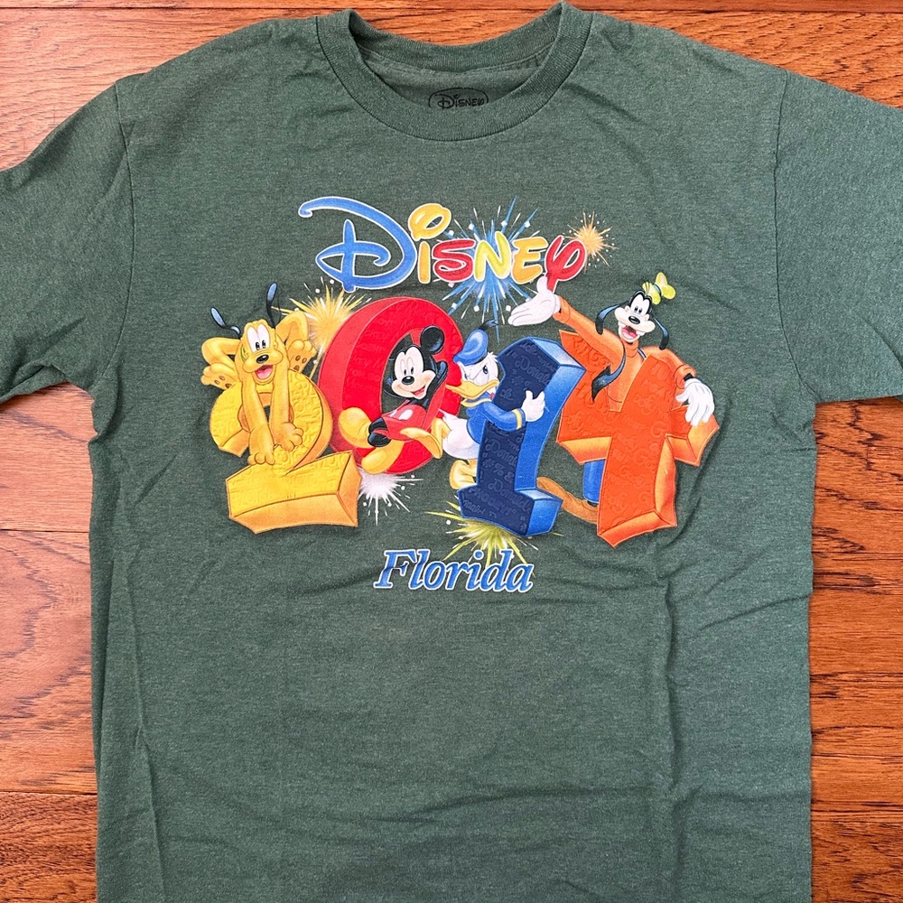 Disney 2014 green & multi-coloured t-shirt
